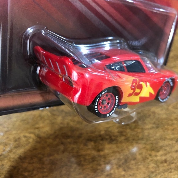 Disney Pixar Cars Die-Cast - Road Trip Lightning McQueen - Cars on the Road -NEW - Picture 4 of 5